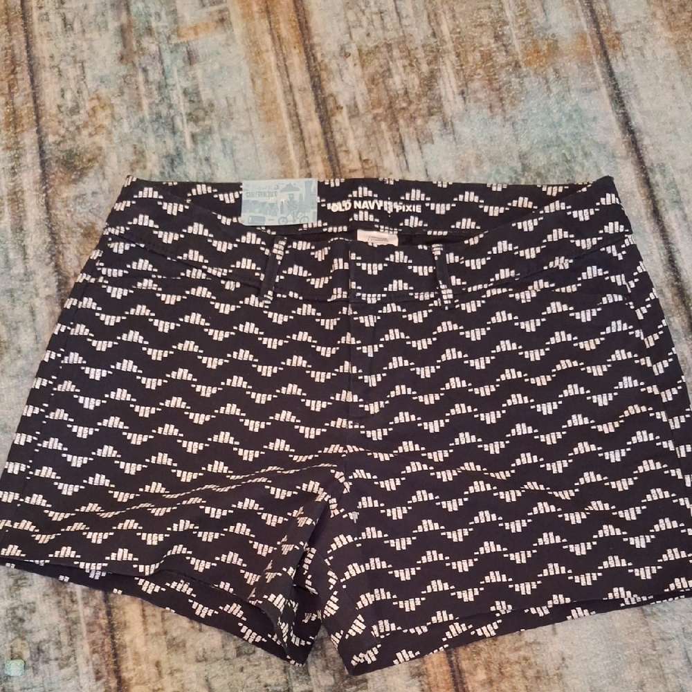 Old Navy High Waist Black and White Patterned Shorts. NWT Size 2